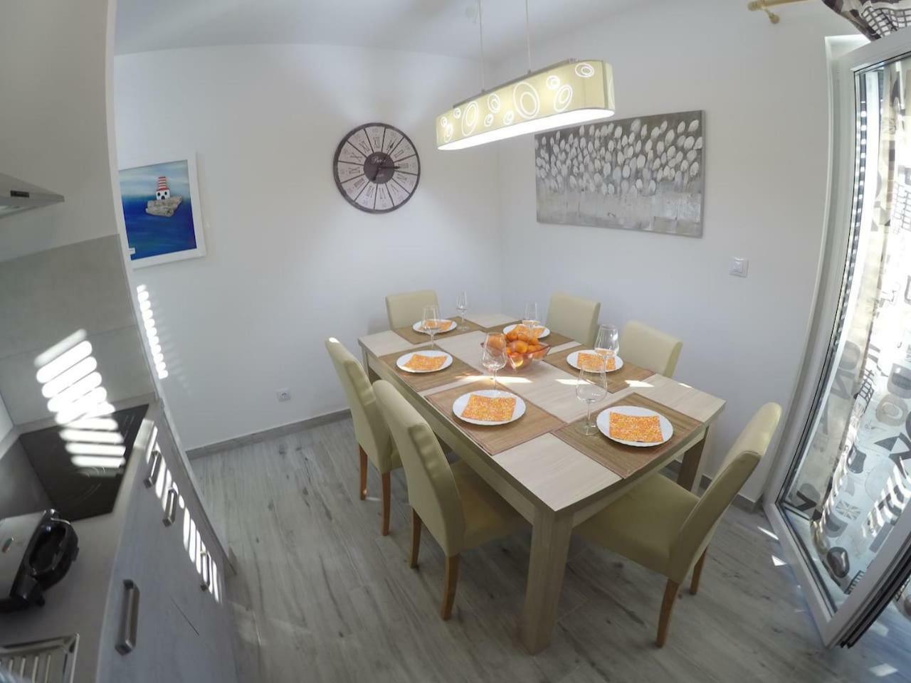 The Globetrotter'S Residence Kaštel Novi Екстериор снимка