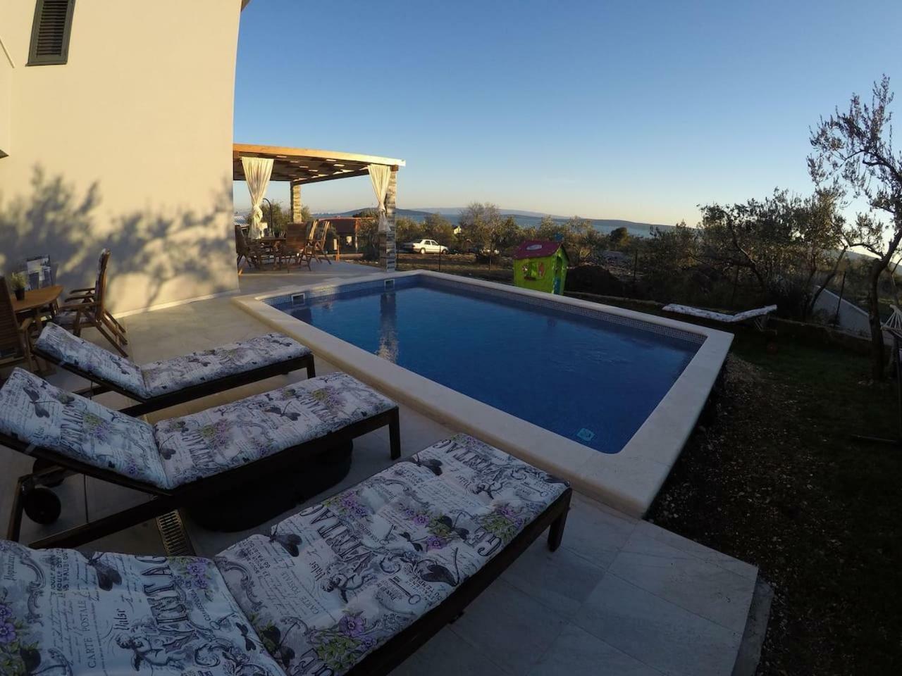 The Globetrotter'S Residence Kaštel Novi Екстериор снимка