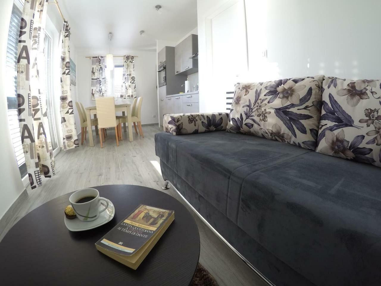 The Globetrotter'S Residence Kaštel Novi Екстериор снимка